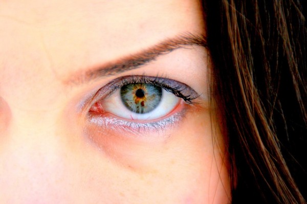 深い緑色の瞳の女性
